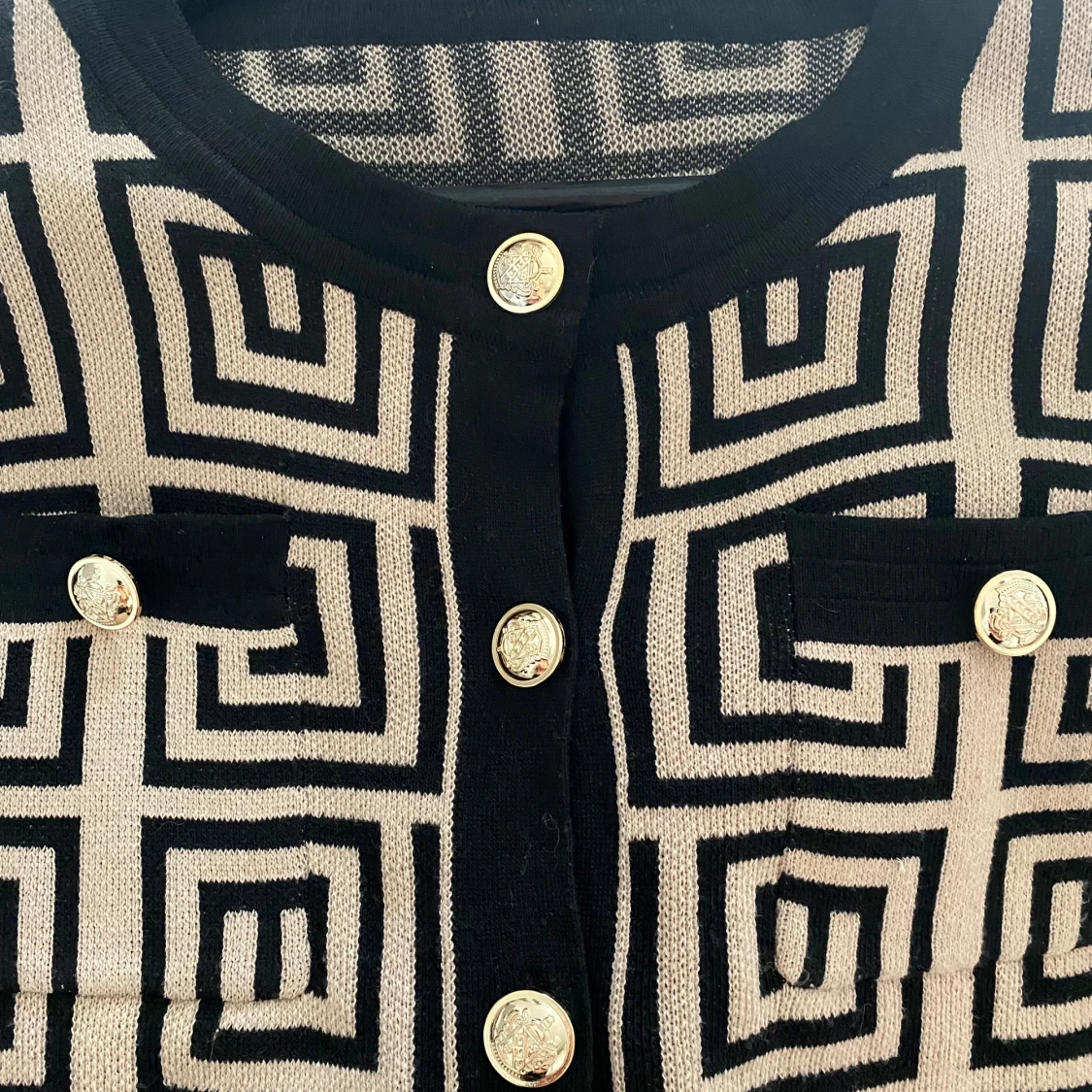 Beige och svart kofta  - 2