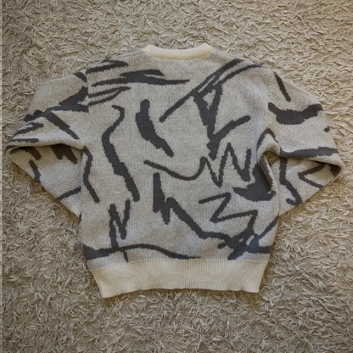 Beige och grå stickad tröja med mönster - 1