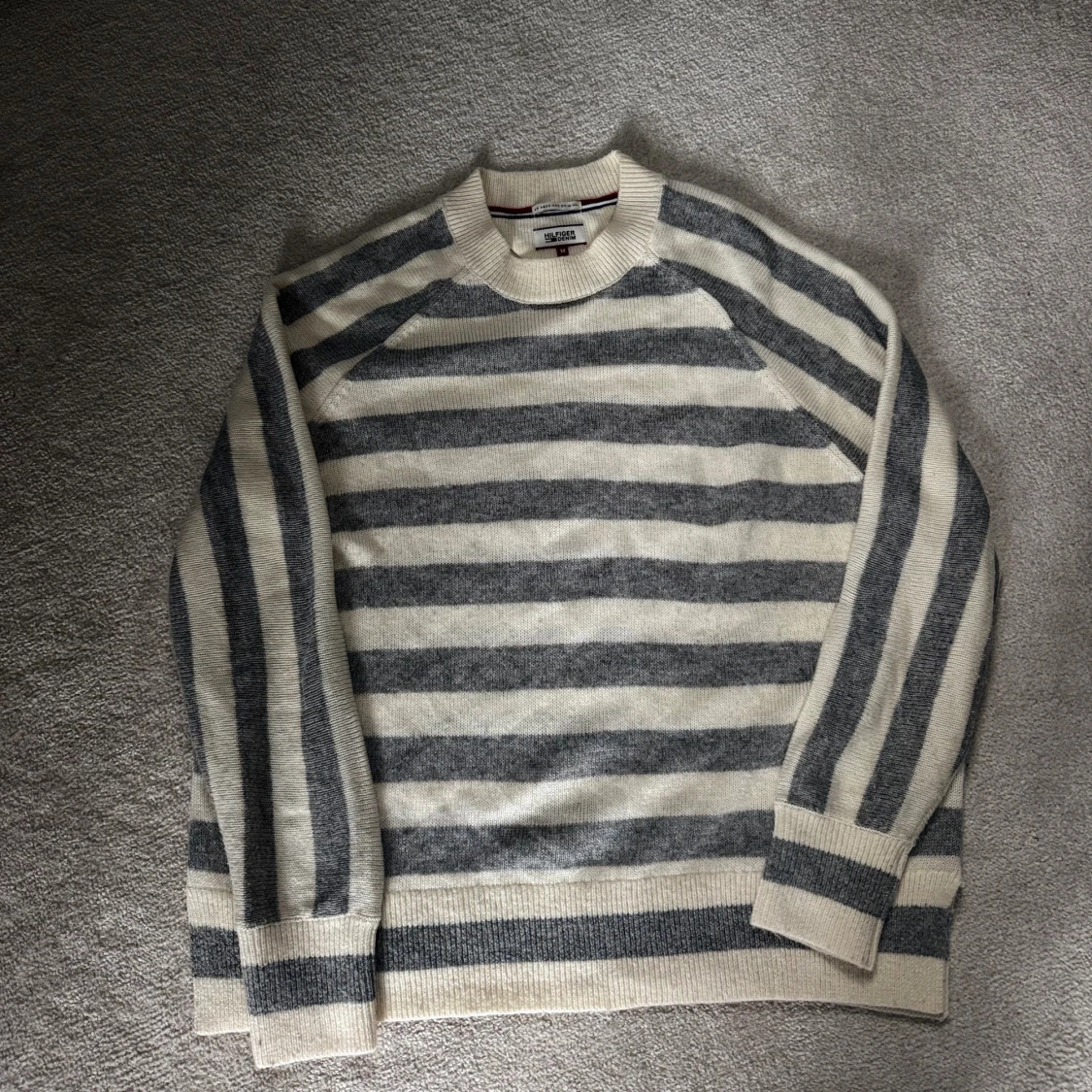 Randig stickad tommy hilfiger tröja - 1