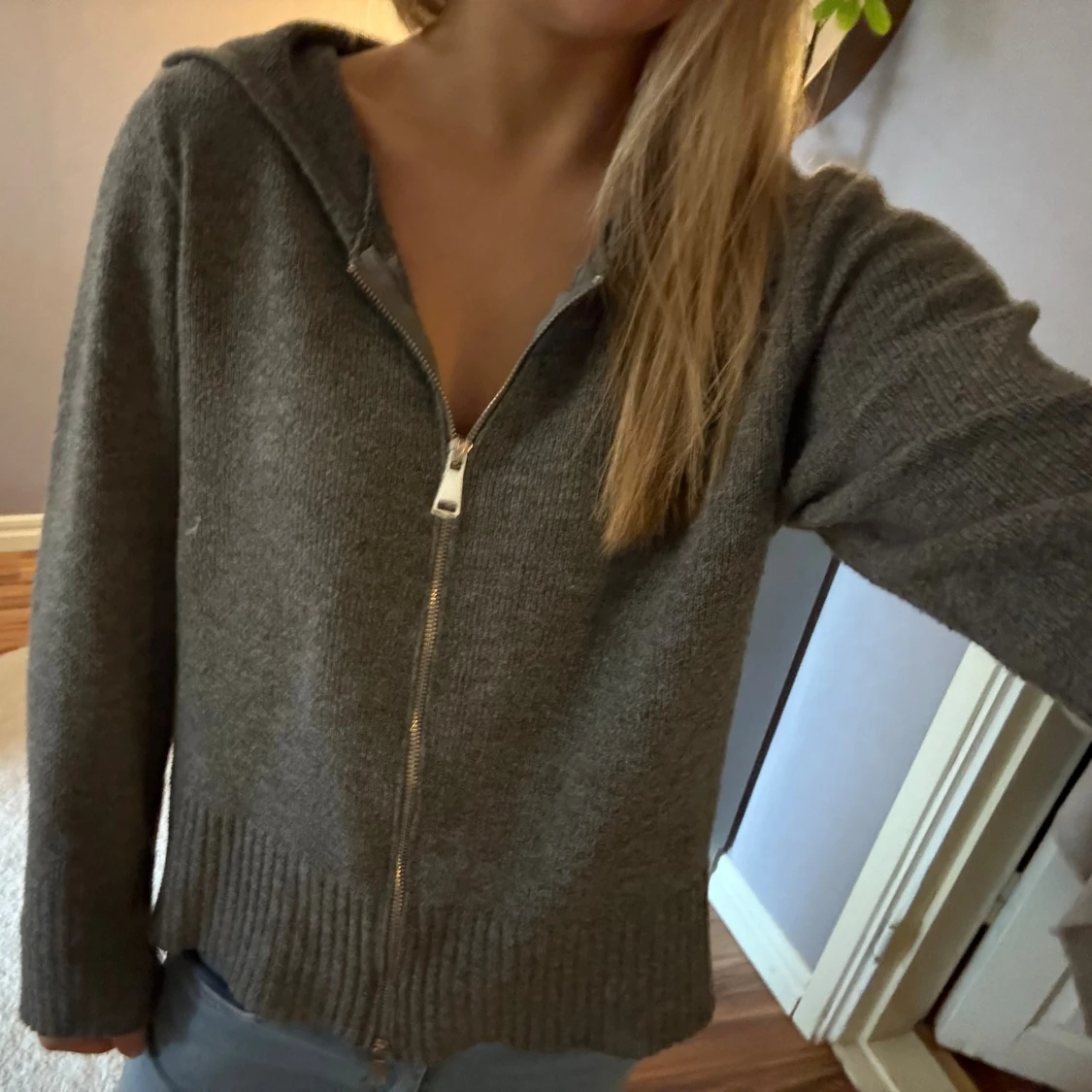 Mörkgrå stickad tröja  med dragkedja - 1