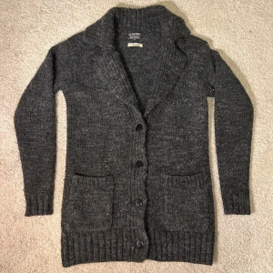 Ralph Lauren yllecardigan  - Hej, jag säljer en grå Ralph Lauren kofta/cardigan i ull. Den är lite nopprig men annars i jättebra skick och väldigt skön att ha på sig. Priset är ej hugget i sten. Tveka inte att skicka ett meddelande om ni har några frågor! // Edvard