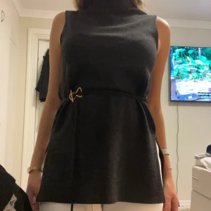 Polo topp - Fin polo topp från Zara, med snygga slits och ett fint band man knyter runt midjan, skit snygg men måste rensa garderoben🫶❣️färgen är grå svart🥰