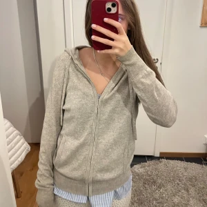 Soft hoat hoodie  - Super fin hoddie med en liten slitning på vänster arm mudd, går att vika in så syns den inte. Annars i toppen skicks. 💕Cashmere, storlek M men passar S toppen