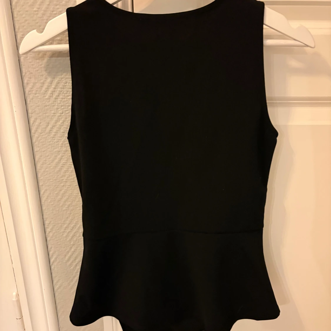 Svart ärmlös topp från Bik Bok - 2