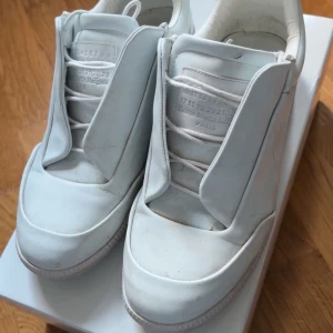 Maison Margiela Futures - Maison Margiela Futures som är ett riktigt bra alternativ till andra skor som används. Står storlek 40 men sitter större som typ 41-42. Kommer med originalkartong och dustbags.