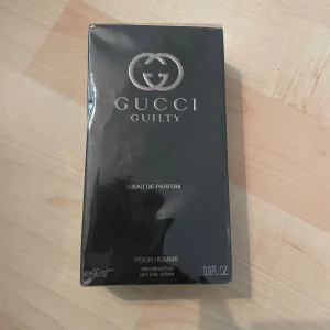 Gucci Guilty Pour Homme 90ml - Gucci Guilty Pour Homme Eau de Parfum, 90 ml. En ikonisk doft i snygg förpackning, perfekt för dig som vill sticka ut. Tillverkad i Spanien. Ingredienser: Alcohol Denat., Parfum, Aqua, m.fl.