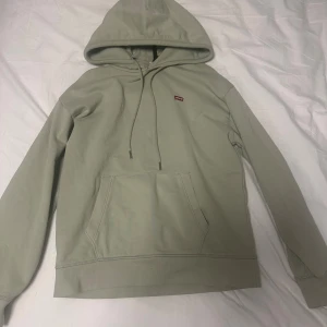  hoodie från Levi's  - Snygg  hoodie från Levi's med klassisk huva  Perfekt för en chill och avslappnad stil. Aldrig använd bara hängt i garderoben 