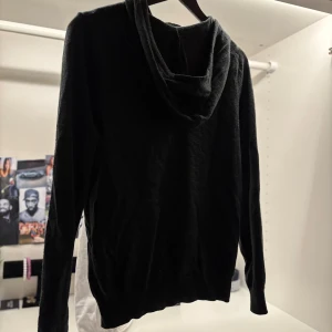 Merinoull hoodie mörkgrön - Otroligt skön hoodie i lyxig cashmere. Nästan som ny! 💰 Mitt pris: 549  💸 Nypris: ca 1000 kr 📩 Hör av dig vid frågor – snabb affär kan diskuteras 💚🌿