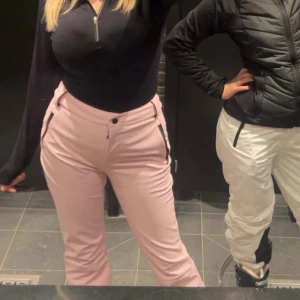 Zara skidbyxor - Säljer ett par ljusrosa skidbyxor. Köptes i Paris förra året. Säljs inte online. Byxorna har en snygg, figurnära passform och är perfekta för dig som vill ha några snygga byxor i backen. Eller på afterskin. Skriv för bättre bilder🩷