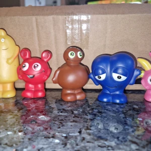 Babblarma - Figurerna är i gott skick men finns spår av användning, lite avskrap. Perfekta som leksaker eller samlarobjekt. Inget större slitage.