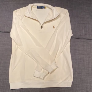Ralph lauren half zip - Säljer denna half zip från Ralph lauren. Den har två större och två mindre lila fläckar på sig som inte går bort i vanliga tvätt därav det billiga priset. Har inte testat att lägga vanish eller annat fläckborttagningsmedel på den men går INTE bort i vanlig tvätt.
