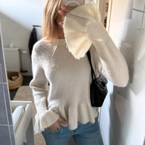 Vit stickad tröja med volang - Superfin vit stickad tröja med volangdetaljer. Köpt från vinted men passade inte tyvärr💗Den är lite nopprig men annars fin. Storlek S men passar även M. (Lånade bilder)