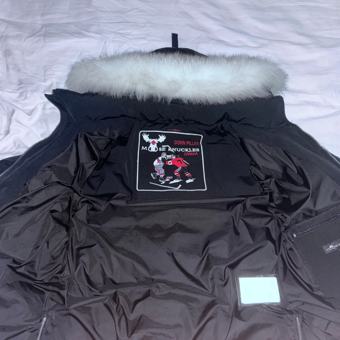 Svart Moose Knuckles dunjacka med pälskrage - 2