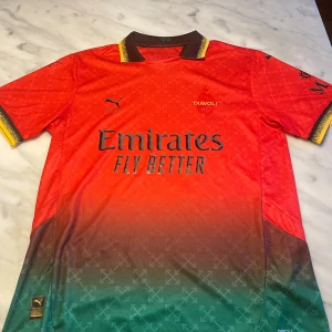 MILAN Fotbollströja - AC MILAN fotbollströja med off white ganska ny och bra skick. Skriv till mig om funderingar!