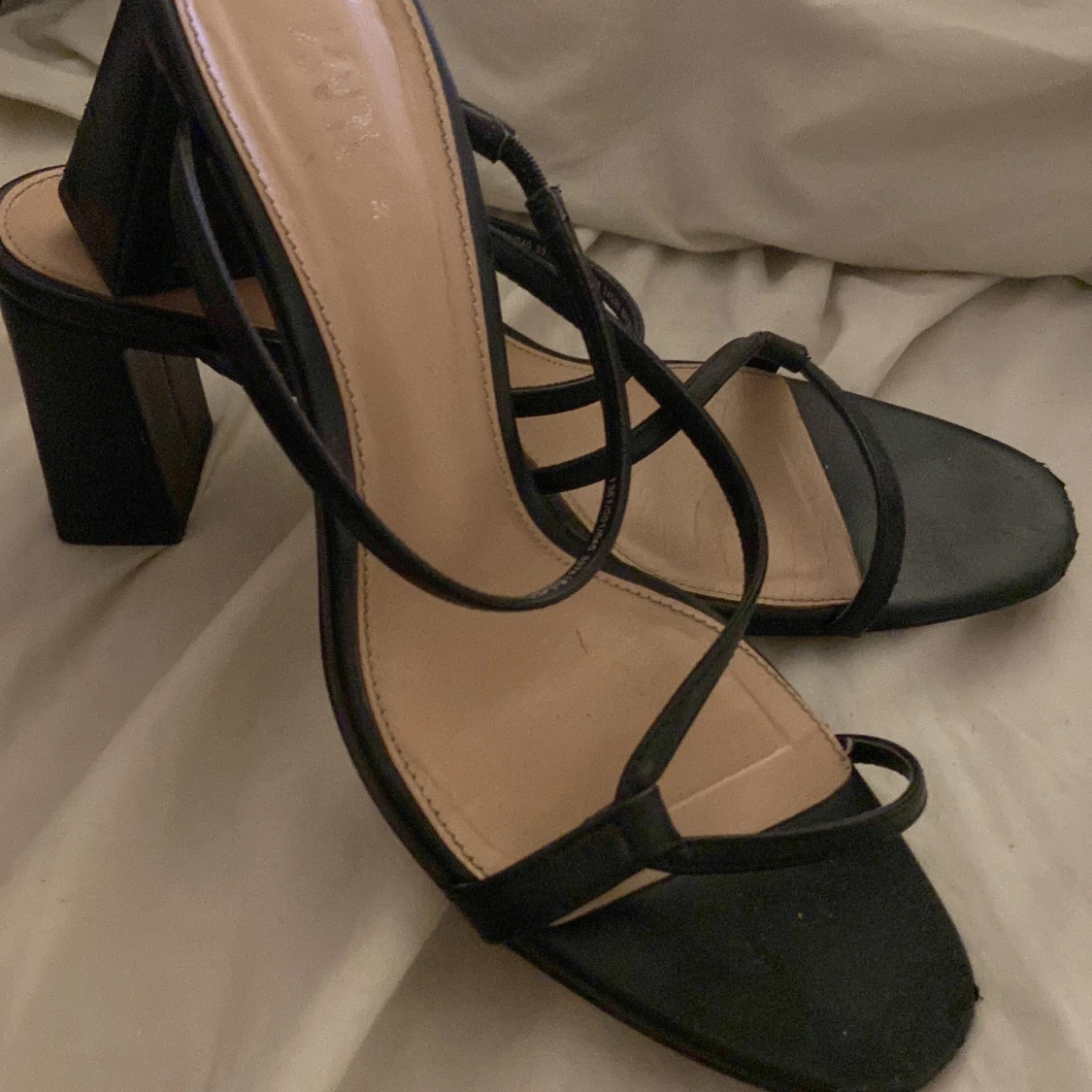 Svarta sandaler med klack och remmar - 1