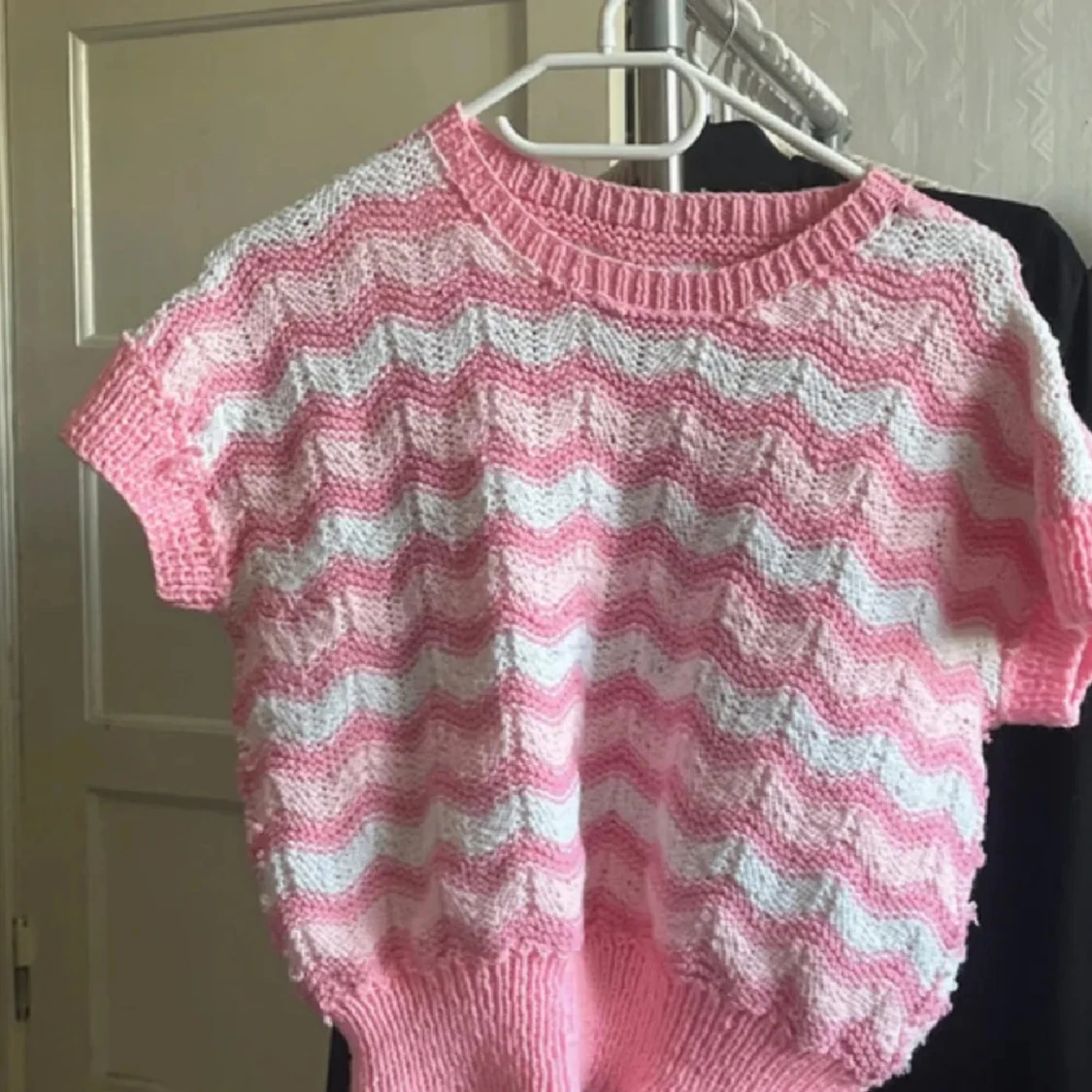 Rosa och vit stickad tröja med zigzag - 1