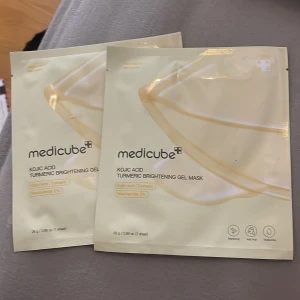 Medicube Turmeric Brightening Gel Mask - Två ansiktsmasker från Medicube med kojic acid, gurkmeja och 2% niacinamid. Maskerna är i gel-form och kommer i ljusgula förpackningar. Perfekt för dig som vill ha glow och jämnare hudton.