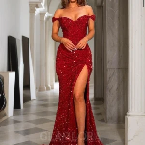 Röd glittrig balklänning med slits - Säljer en röd, glittrig långklänning från Glamlora med offshoulder och djup slits framtill. Klänningen har figurnära passform och är täckt av paljetter, aldrig använt hann inte lämna tillbaka och jag köpte den för 1,500