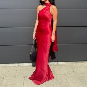 Röd maxiklänning - Maxi Klänning använd endast en gång, några timmar. Köpt för 2000kr säljer för 1000kr