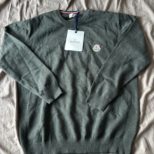 Mörkgrå stickad moncler tröja. - Sjukt snygg moncler tröja i stickat material tags är fortfarande på. Aldrig använts. Passar bra för fina middagar men även för att använda till vardags. PRISET ÄR EJ HUGGET I STEN.