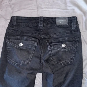 Svarta bootcut jeans från Gina Tricot - Snygga svarta jeans från Gina Tricot, modell Perfect Jeans i storlek 34.💞 
