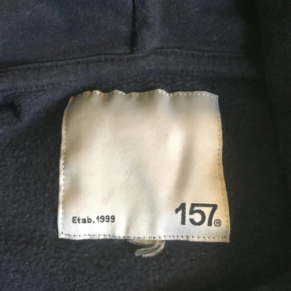 Svart hoodie med dragkedja från 157 - 2