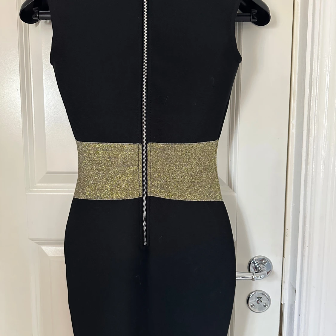 Svart kort klänning med guldglitter - 1
