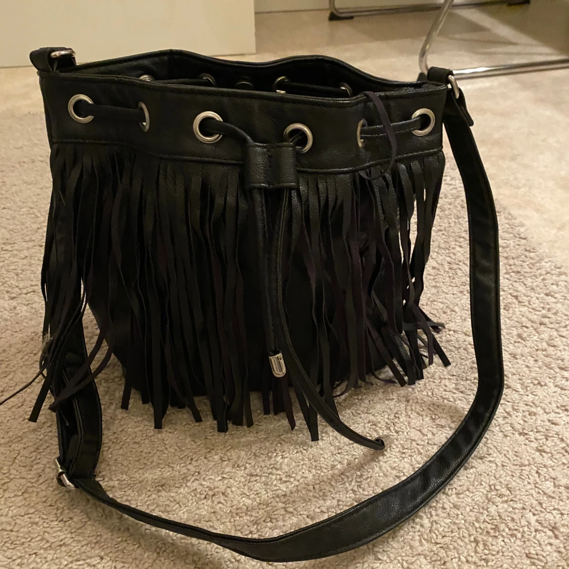 Svart axelväska med fransar