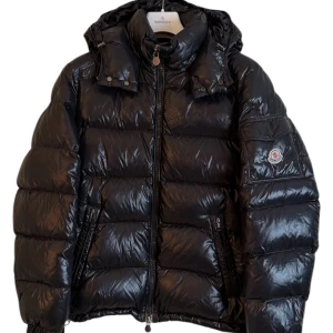 Moncler Maya  - Moncler Maya Jacka. Storlek 3 / L. Skick 8/10. Pris 7290kr. Finns att köpa på våran hemsida. Fashionels.com