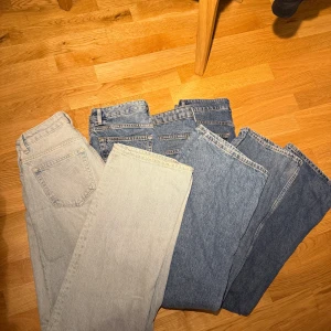 Klassiska blå jeans straight fit - Säljer flera par klassiska blå jeans i olika tvättar. Modellerna har rak passform, femficksdesign och är tillverkade i slitstarkt jeanstyg. Perfekta för dig som gillar en tidlös och avslappnad look. Finns både ljusare och mörkare blå nyanser. 150kr för ett par 250 för 2