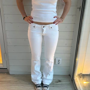 Vita bootcut jeans från Wrangler - Lågmidjade vita jeans från wrangler. Storlek XXS, Midja: 35x2 cm innerben: 82 cm och de är stretchiga 