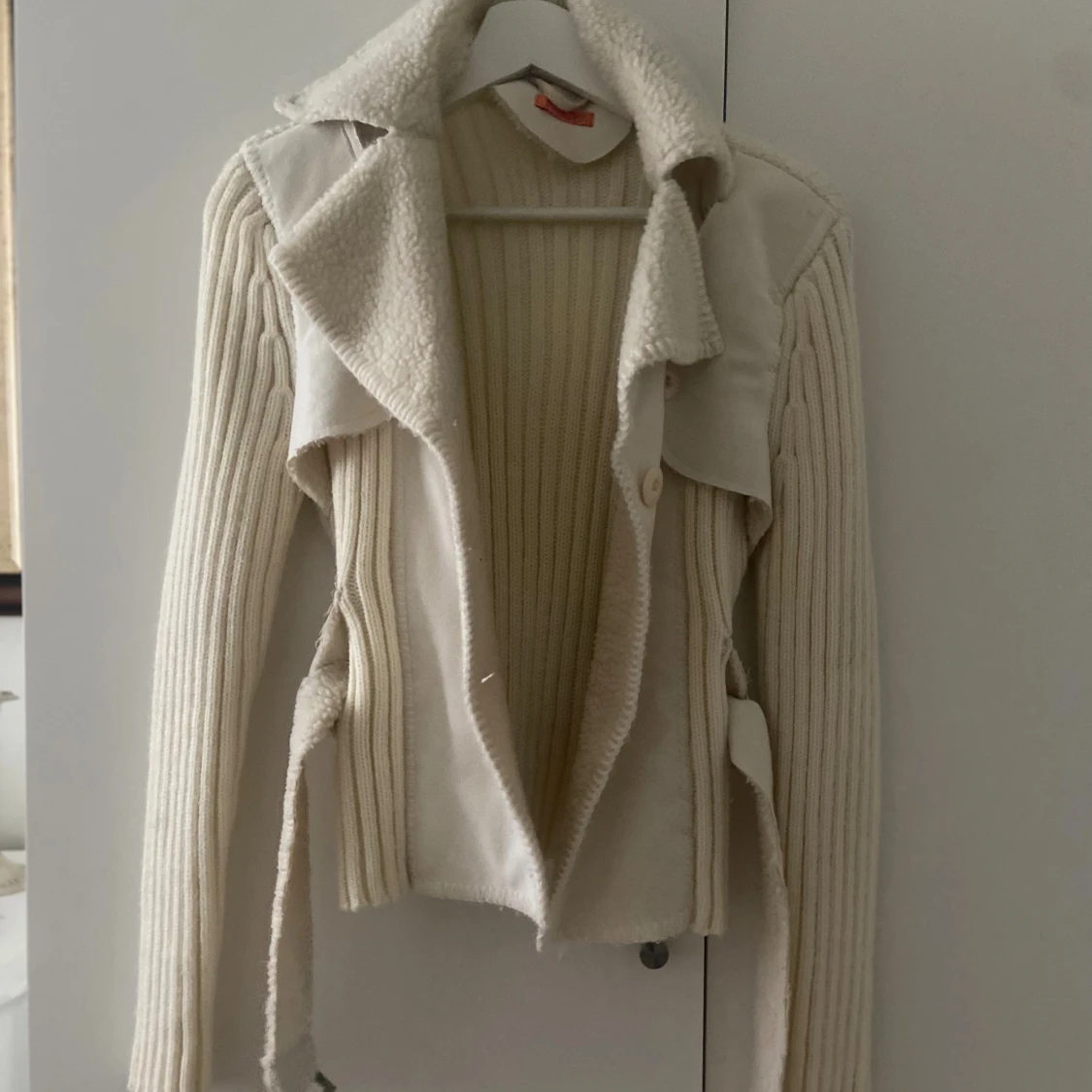 Beige teddyjacka med bälte och stickade ärmar - 1