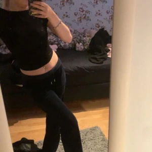 Mörkblås juicy byxor - Mörkblåa juicy byxor som inte kommer till användning.