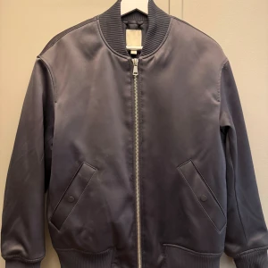 Mörkblå bomberjacka från H&M - Mörkblå jacka från H&M💕