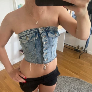 Jeans tubtopp med knappar - Säljer en supersnygg jeanstopp från new yorker! Passar verkligen till allt🤩🤩 Bilden är lånad, så skriv om du vill ha egna bilder. PS: köp gärna med instabox, postar snabbare då(inom 24h🥰)