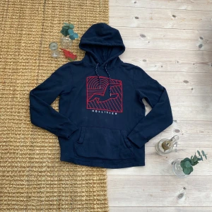 Mörkblå hoodie från Hollister  - Tja säljer denna mörkblåa godisen från hollister med röda sömmar |strlk S | mitt pris 349kr |