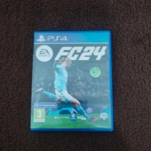 EA Sports FC 24 PS4 - EA Sports FC 24 till PlayStation 4. Komplett med fodral, manual och skiva i fint skick. Skivan ser ut att vara fri från repor och fodralet är rent och helt. Perfekt för dig som vill spela det senaste fotbollsspelet på din PS4.