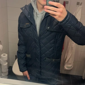 Field jacka - Väldigt fet field jacka, perfekt för höst vinter och vår! Håller värmen väldigt bra och den är i bra skick, NYPRIS - 1500kr (vårt pris - 600kr)