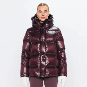 Burgundy dunjacka från 8848 Altitude - mörk burgundy dunjacka från 8848 Altitude, superfint skick, använd en säsong. Storlek 36/38. Nypris 5500