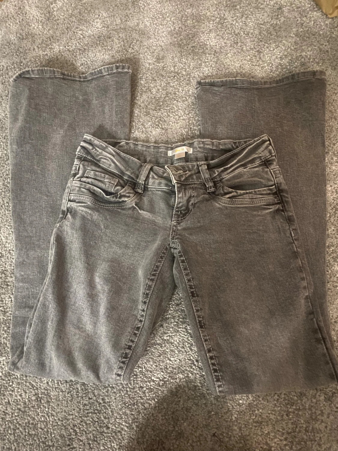 Grå jeans från Gina Tricot XS