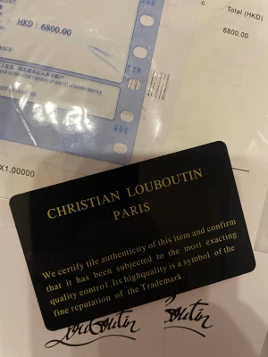 Christian Louboutin vita sneakers med nitar - Säljer ett par sjukt snygga vita sneakers från Christian Louboutin med ikonisk röd sula och coola nitar framtill. Skorna är i skinn och har snörning. Perfekt för dig som vill sticka ut med exklusiv design och detaljer. Kommer med originalkartong och äkthetskort. Oanvänd.