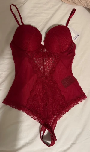 Röd spetsbody  - Spetsbody från hm, lappar kvar, storlek 75A