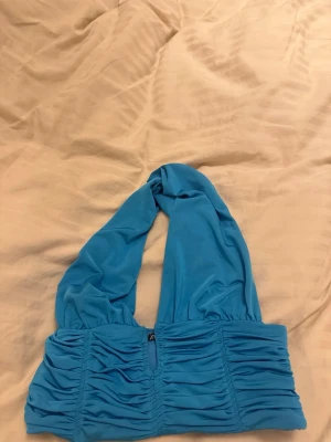 Festtopp Zara - Supersnygg festtopp med kors i ryggen från Zara!! Storlek XS men väldigt stretchig så passar dig med storlek S utmärkt 💕Aldrig använd!