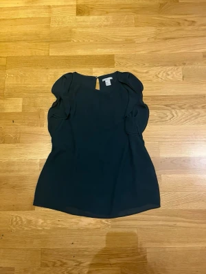 Grön blus från H&M  - En fin blus som inte blivit använd många gånger. Den är inte sliten någonstans och ligger i bra skick 💚