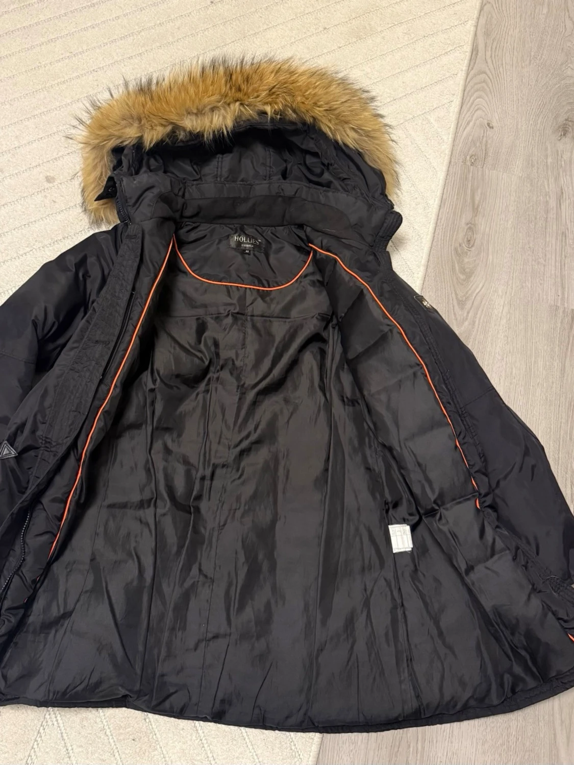 Svart parkajacka med päls från Hollies - 1