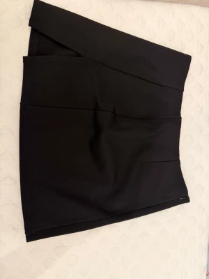 Svart mini kjol med slit - Använd 2 gånger. Säljs pågrund av flyttstädning 