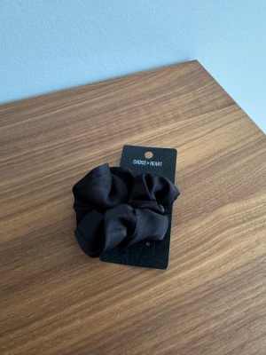 Scrunchie - Är helt ny och oanvänd.