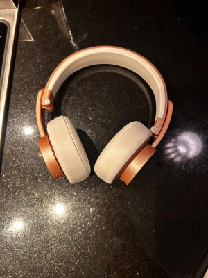 Trådlösa over-ear hörlurar med USB-C - Urbanista, seattle trådlösa over-ear hörlurar i vitt och rosa med mjuka öronkuddar. Kommer med USB-C laddning. Hörlurarna är i gott skick utan slitage. Perfekt för musik, film och samtal. originalpriset 1000 kr.