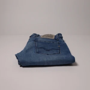 Replay anbass - Replay Anbass // Slim Fit Storlek: 30 Mått: Midja: 37 cm, Innerben: 73 cm, Benlängd: 96 cm Nypris: 1799:-  Vårt pris: 299:- Hojta gärna vid frågor – vi svarar dig alltid snabbt med ett trevligt bemötande. Allt gott, /Team Trovata 