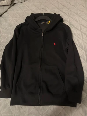 Ralph Lauren kofta - Tja säljer nu min fina Ralph Lauren kofta som jag fått i present men pga av mycket kläder i garderoben och en resa med polare snart har jag bestämt mig för att sälja den. Koftan har använts max 4 ggr och har ingen täcken på användning.